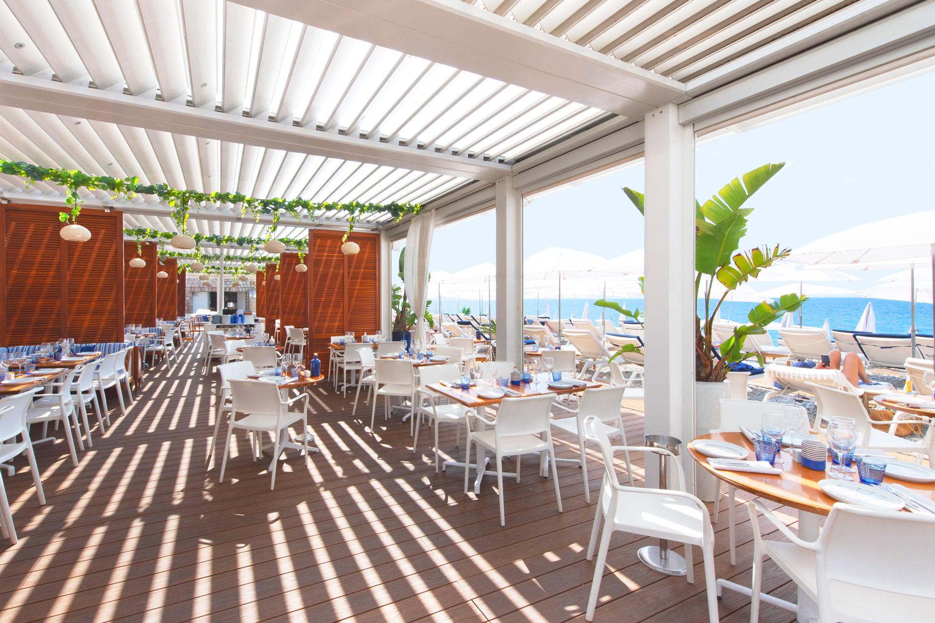 Discover the beach restaurant le galet in Nice.